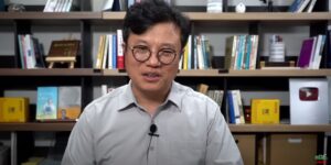 장용진TV에서 오밤중 뉴스를 진행중인 장용진 기자