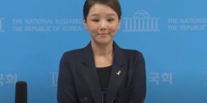 조국혁신당 강미정 대변인 사퇴 발언을 하고 있다