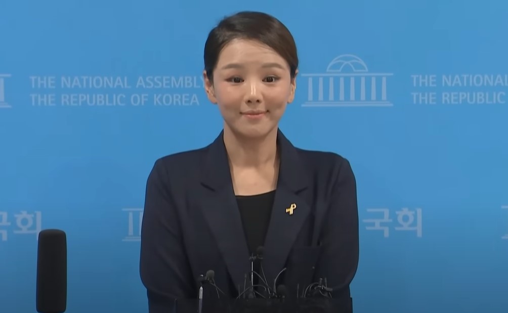 조국혁신당 성폭력 사건 정리 1 조국혁신당 강미정 대변인 사퇴 발언을 하고 있다