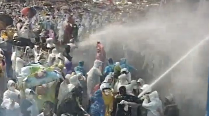 광우병 괴담이라더니… 2008년 광우병 촛불이 지금 우리의 밥상을 지켰다 5 광우병 시위 진압 장면