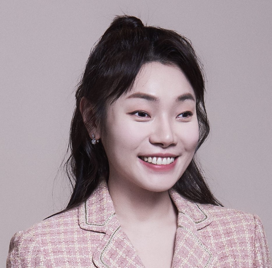 김예지 의원, 왜 박민영 전 대변인을 고소했나? 2 정장을 입은 여성이 미소를 지으며 정면을 바라보는 프로필 사진