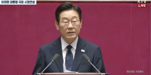 국회에서 시정연설 진행 중인 한 인물의 모습