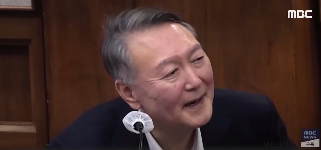 내란 특검은 왜 윤석열에게 사형을 구형했나|사형 반대론자도 고개 끄덕인 이유 1 윤석열 전 대통령이 내란 혐의 재판에서 사형 구형에 웃고있는 모습, 법정 장면