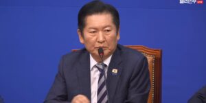 더불어민주당 최고위원회 공개 회의에서 조국혁신당과의 합당 문제를 두고 논의가 진행되는 모습